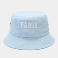Dettaglio del ricamo PARIS su cappello alla pescatore in cotone azzurro con occhielli - Azzurro
