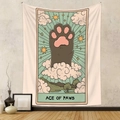 Détail d'une tapisserie de tarot bohème avec motif chat sur un mur minimaliste - 73x95cm (Tissu Brossé) / As des Pattes