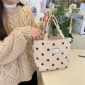 Détail de la texture velours d'un sac cabas beige à pois avec étiquette Pleasant Time - Abricot à Pois
