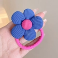 Süßes blaues Strick-Sonnenblumen-Haargummi mit rosa Mitte und elastischem Band - Blaue Karoblume