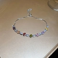 Détail macro du bracelet ajustable en argent avec pierres de zircone colorées en losange - Argent - Arc-en-ciel
