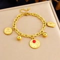 Dettaglio bracciale placcato oro con ciondoli a sole e gemma rossa incastonata - Bracciale (B1678)