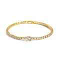 Dettaglio ravvicinato di un bracciale tennis dorato con brillanti pietre di zircone tonde - Base Oro Zirconi Bianchi