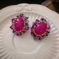 Detalle macro de pendientes vintage con cristal rojo rosa y cuentas de colores en metal - Pin de Plata - Pendientes de Botón Ovalados Rojo Rosa