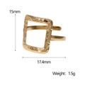 Detalle del anillo cuadrado martillado chapado en oro de 18k con dimensiones - Dorado