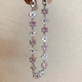 Vista detallada de pulsera de flores plateada con circonitas rosas y marcos hexagonales - Rosa