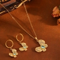 Goldenes Schmetterling-Schmuckset mit blauem Edelstein und Diamanten auf braunem Grund - Gold Schmetterling Blau Zirkonia Set (T031)