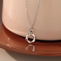 Elegante S925 sterling zilveren Mobius ring hanger ketting in gepolijst zilver - 925 zilver / Witgoud