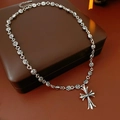 Vue détaillée du collier en argent avec maillons croix sur boîte en cuir brun - Collier / Argenté