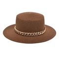 Détail du chapeau de paille marron avec une grosse chaîne dorée en acrylique - Café