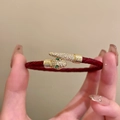 Bracelet tressé en cuir rouge avec fermoir tête de serpent dorée et cristaux verts - Jonc Tête de Serpent Rouge