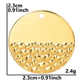 Dettaglio di un ciondolo tondo dorato da 2,3 cm con texture martellata per collane - Oro