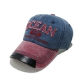 Dettaglio del ricamo OCEAN e del patchwork blu-rosso sul berretto in denim vintage - M(56-58cm) / Blu Notte