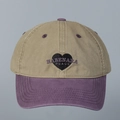 Dettaglio del cappellino in cotone lavato con ricamo a cuore e visiera a contrasto - M(56-58cm) / Cachi