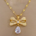 Dettaglio del pendente a farfalla dorato con zircone a goccia e micro-incastonatura - Collana con Fiocco e Goccia (D229)