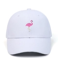 Detailaufnahme der pinkfarbenen Flamingo-Stickerei auf einer weißen Baumwollkappe - Weiß