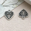 Dettaglio dei ciondoli a cuore e croce in argento antico per la creazione di gioielli - Croce Cuore Traforata-14x16mm
