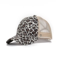 Detalle de gorra trucker de leopardo con malla transpirable y estampado de animales - Talla Única(Ajustable) / Estampado de Leopardo Claro (B)