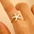Anello regolabile a stella marina dorata con smalto bianco e design marino - Stella Marina Bianca (3341)