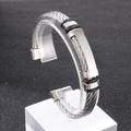 Vista macro de pulsera de acero trenzado para hombre con placa de metal pulido - Estilo de Tejido Plata (KB179564-KLHQ)