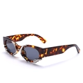 Ovale Sonnenbrille in Schildpatt-Optik mit silbernen Schlangen-Metall-Applikationen - Leopard Rahmen Schwarzgraue Linsen