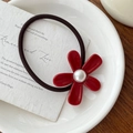 Elastico per capelli con fiore rosso e perla su un elegante vassoio di ceramica - Elastico per capelli / Rosso