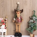 Detailansicht einer Rentier-Plüschfigur mit Strickmütze und Schal für Weihnachten - Karierter ausziehbarer Rentier