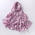 Dettaglio dell'hijab in chiffon lavanda con ricamo floreale di strass fatto a mano - Viola Chiaro