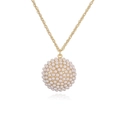 Collier élégant en or avec pendentif sphérique en grappe de perles blanches sur fond blanc - Collier Boule Dorée