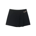 Damen Skort-Shorts in Schwarz mit hoher Taille und goldener Kette auf weißem Hintergrund - XS / Schwarz
