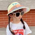 Zonneklep voor kinderen in oranje en geel met blauwe rand en schattige beerprint - Wit Frame Grijze Lenzen