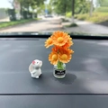 Niedliche Hasenfigur mit orangefarbener Gänseblümchen-Vase für das Auto-Armaturenbrett - Orangefarbene Gänseblümchen + Kaninchen
