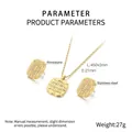 Detalle del conjunto de joyas de acero inoxidable chapado en oro 18K con textura trenzada - Dorado