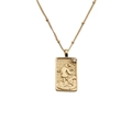 Détail macro du collier dieu du soleil plaqué or avec pendentif rectangulaire et chaîne fine - 01000GZ-Personnage en relief / Chaîne à Billes 40+5CM