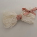 Chouchou nœud géant blanc crème avec rubans roses au style balletcore chic - Pince à ressort beige
