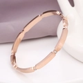 Elegante brazalete de eslabones geométricos en oro rosa con cristales sobre tela suave - Oro rosa