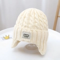 Cremefarbene Strickmütze für Kinder mit Zopfmuster, Ohrenklappen und modischem Patch - 2-10 Jahre / Gebrochenes Weiß