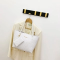 Borsa tote in pelle PU trapuntata bianca con dettagli dorati e pochette coordinata - Bianco