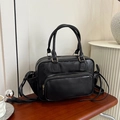 Bolso de mano y mochila vintage de cuero PU negro sobre una mesa de madera clásica - Negro
