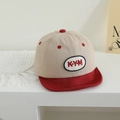 Dettaglio ravvicinato del cappellino in cotone bicolore beige e rosso ricamato KYM - 48-50cm (1-2 anni) / Borgogna