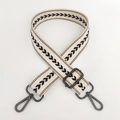 Verstellbarer beiger Nylon-Trageriemen mit schwarzen Pfeilmustern und dunklen Karabinern - Beige Gunmetal-Schnalle