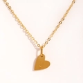 Détail du pendentif cœur doré avec la lettre U gravée sur une fine chaîne élégante - Lettre U