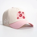 Berretto da baseball con ricamo labbra rosse e testo rosa su corona crema e visiera - Bianco Sporco e Rosa