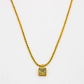 Détail de la chaîne torsadée dorée avec pendentif carré serti d'une pierre verte - Or Vert Armée