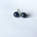 S925 Silber Ohrstecker mit 6mm dunkelblauen, texturierten Naturkristall-Perlen - Blauer Spitzenachat / Gold