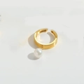 Raffinato anello a serpente placcato oro 14K con una delicata perla bianca pendente - Anello di Perla