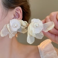 Détail de boucles d'oreilles fleurs en tulle blanc avec perles sur le mannequin - 9# Tige en Argent - Pétales Blancs Mats