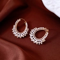 Detailansicht der Vintage-Ohrringe mit Perlen und Diamanten auf brauner Seide - Gold Weiße Perle