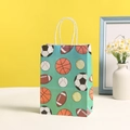 Bolsa de regalo de papel con tema deportivo de fútbol y baloncesto con asas blancas - Estampado de Pelotas de Deporte Mixtas
