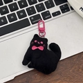 Détail d'un porte-clés chat en peluche noir avec nœud rose et crochet métallique - Chat Noir